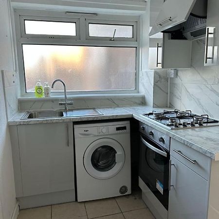 Cheerful Double Room For Single Use Londen Buitenkant foto